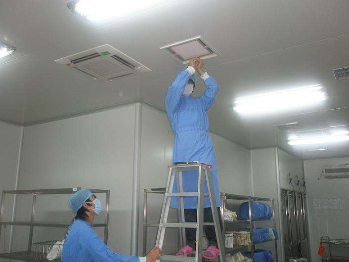 工作人员正在安装高效糖心在线观看官网