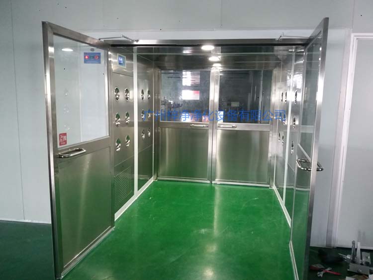 双开门货淋室前门打开,后门紧锁 防止洁净室与非洁净室空气对流。