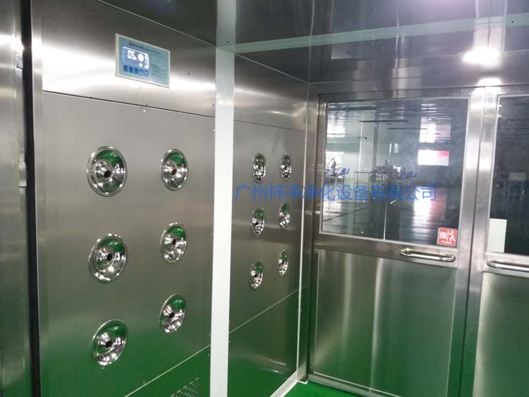 双开门货淋室工作区配智能控制器,方便人员使用操作。